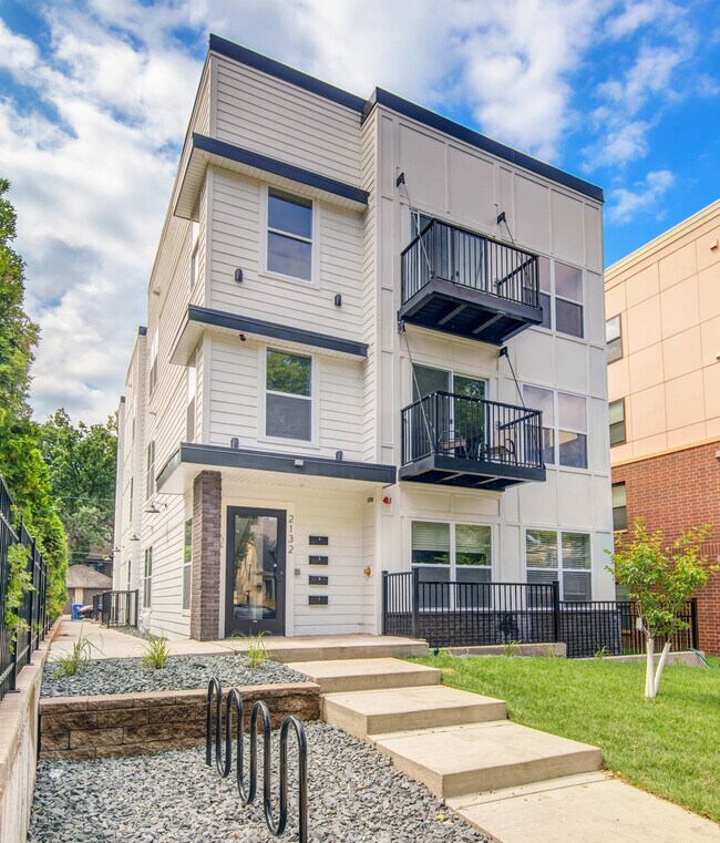 Frente - 2132 Grand Ave Apartamentos Unidad 1A