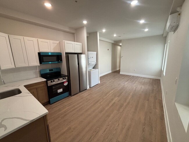 Building Photo - Fully Remodeled 3-Bedroom Apartment Unit 2
