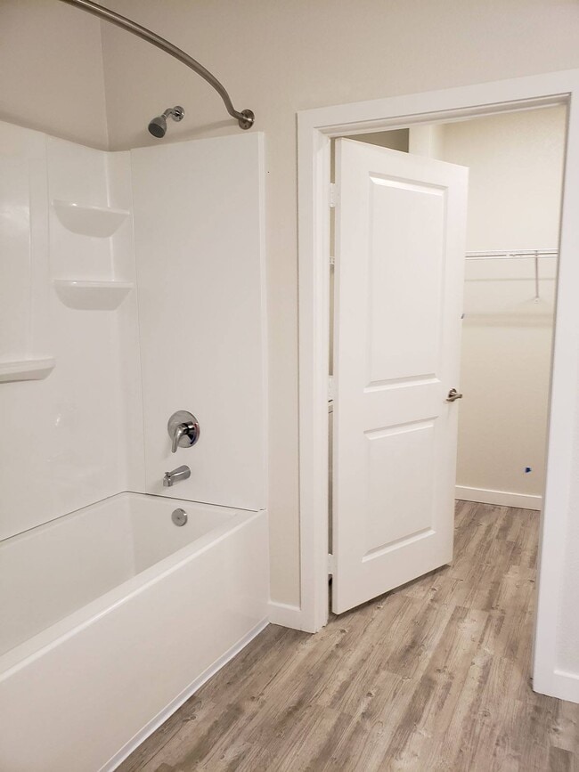 Sydney Trace Apartments Bathroom - Sydney Trace Apartments