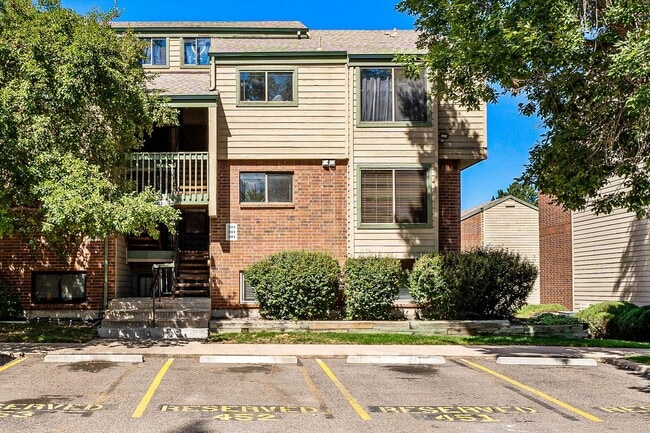 Building Photo - Renovated 2-Bed/2-Bath Condo in Tall Pines... Unit 201
