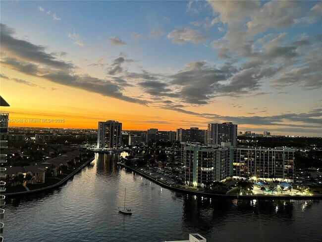 Building Photo - 3800 S Ocean Dr Unit 1725 Rental