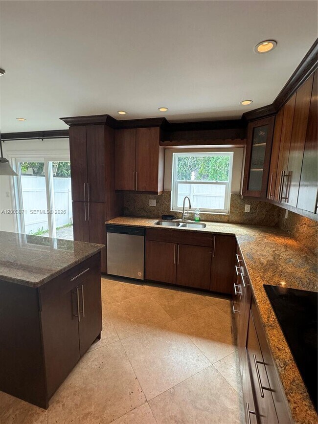 Photo - 3920 Woodside Dr Unit 2