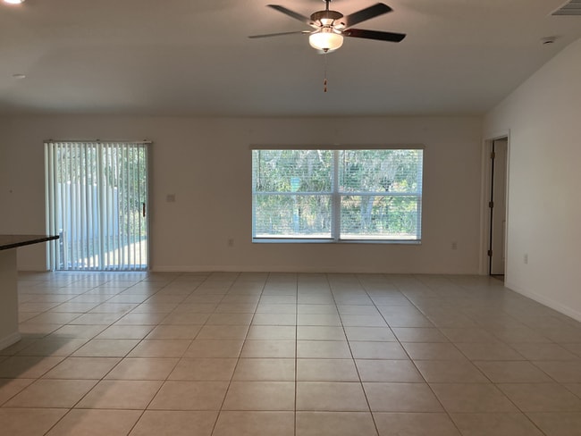 Photo - Spacious 4BR Single-Story in Lakeland