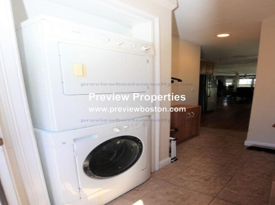 Building Photo - 321 N Harvard St Unit P