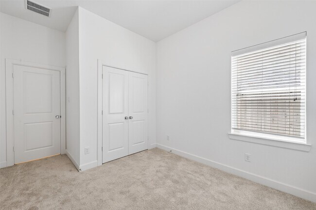 Photo - 211 Amaranth Wy