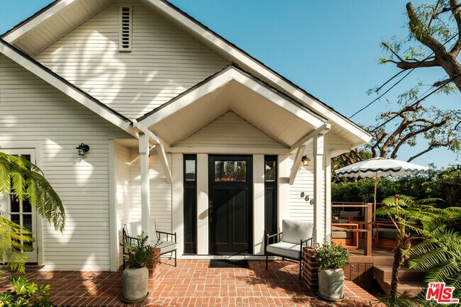 Photo - 866 N Doheny Dr