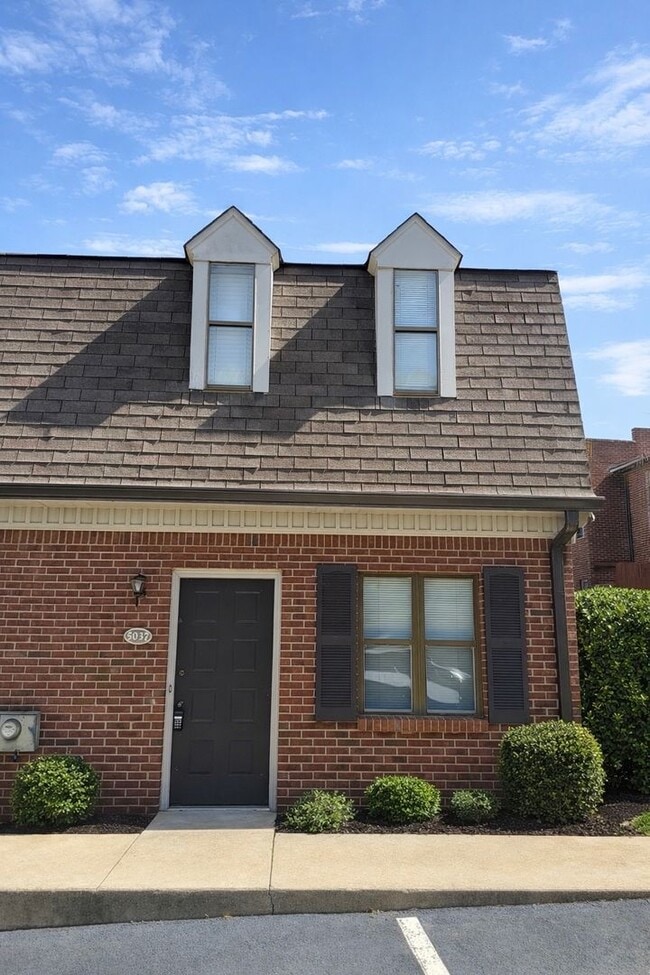 Building Photo - Downtown Sugar Hill Townhome - 2 bed/1.5 bath end unit