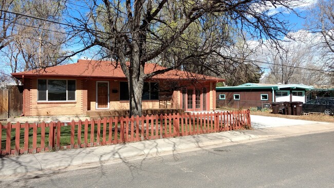 Building Photo - Beautifully Updated Boulder 3Bed/2Bath- Walking distance from CU campus & 29th St Mall! Available...