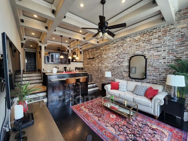 Building Photo - 350 King St