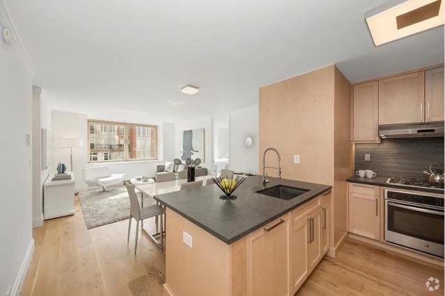 Building Photo - 3 bedroom in NEW YORK NY 10028 Unit 17D Rental