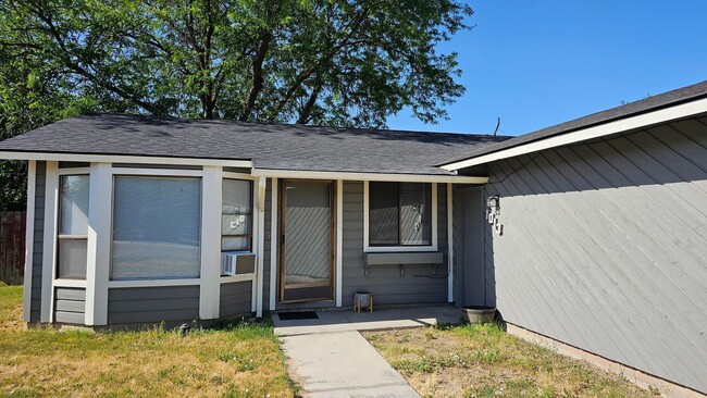 Building Photo - Lovely Single-Story 3-Bed, 2 Bath House in...
