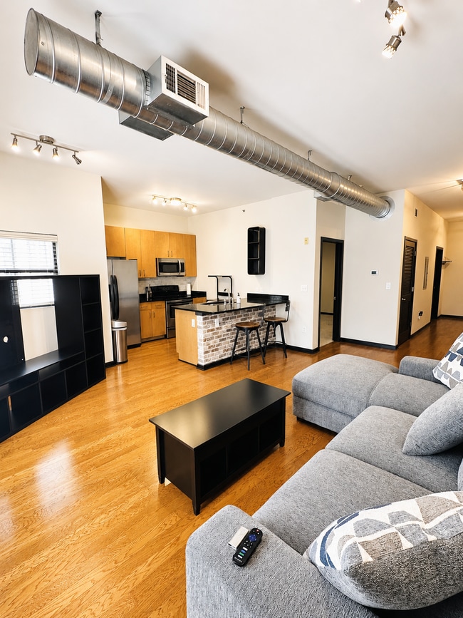 Building Photo - 5300 Peachtree Rd Unit 3202