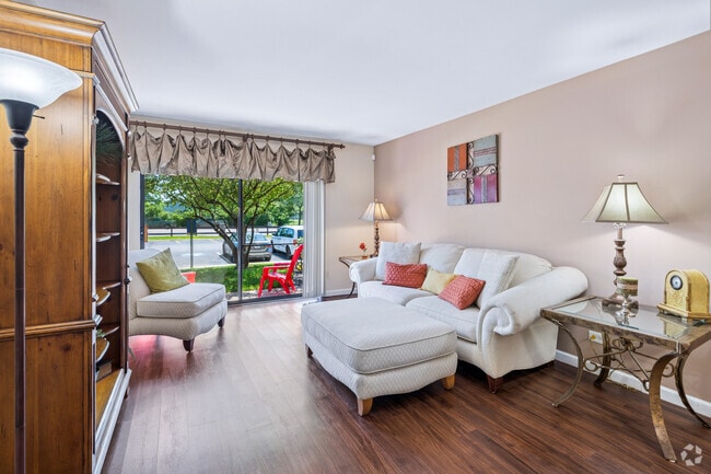 1A 1BR, 1BA - 650SF - Living Room
