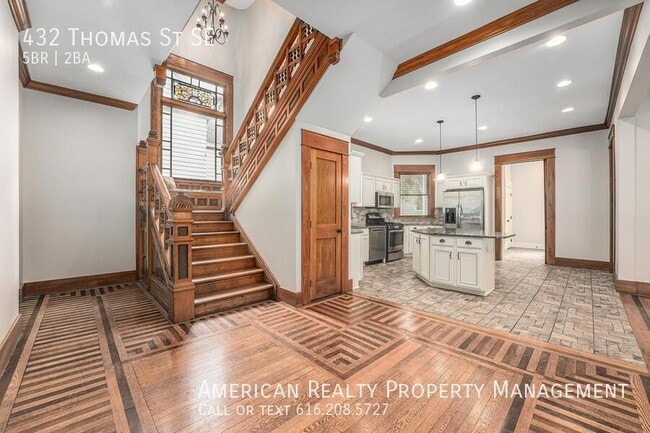 Photo - 432 Thomas St SE