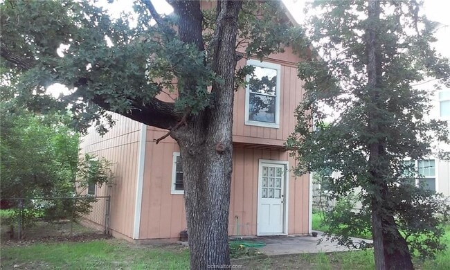 Building Photo - 611 Peyton St