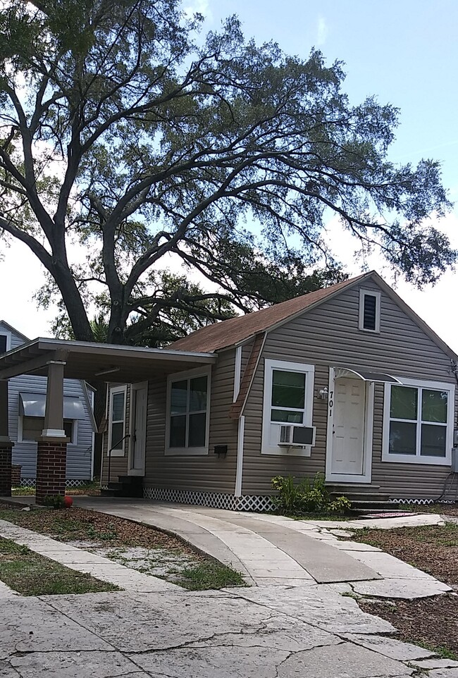 Photo - 701 E Hanlon St House
