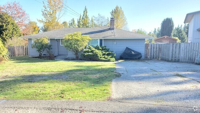 Building Photo - Large 4 bedroom Rambler House in Central E...