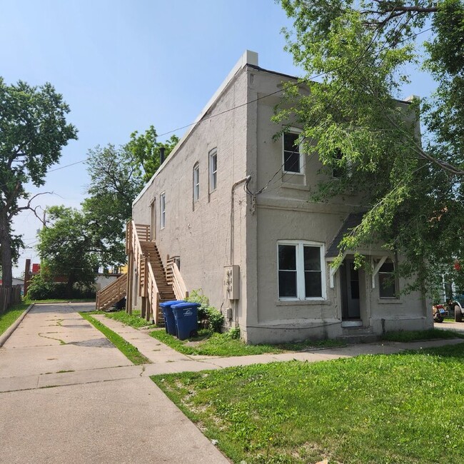 Building Photo - 1513 Des Moines St Unit Apt 1