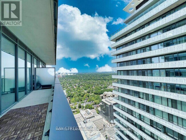 Photo - 42 Charles St E Unit LPH5106