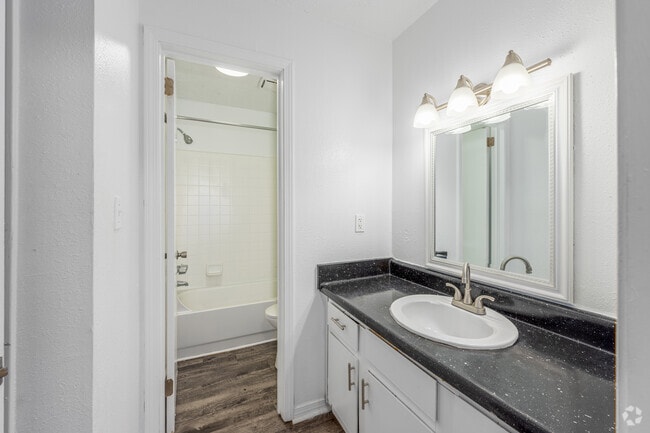 2BR, 1BA - 1,000SF - Bathroom