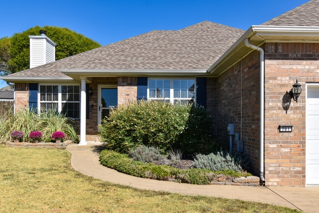 Building Photo - 701 Earls Ct