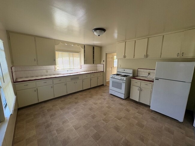 Photo - 4 Bed 1 Bath Home