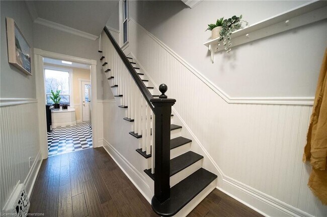 Photo - 398 MacNab St N