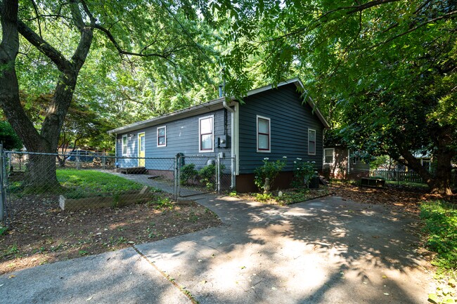 Photo - 880 Kirkwood Ave SE