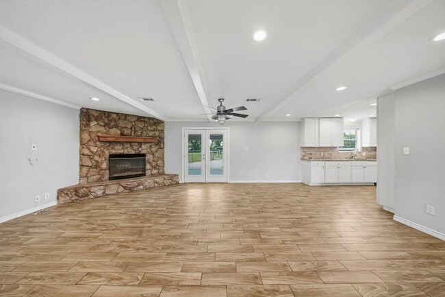 Photo - 302 Country Rd