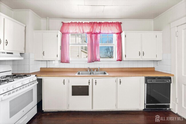 Photo - 196 Strawberry Hill Ave