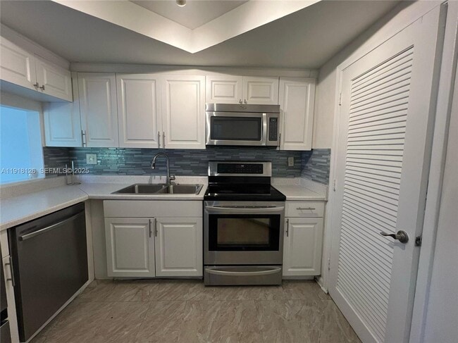 Building Photo - 721 SE 1st Way Unit B18