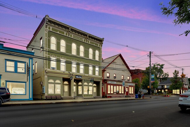 Building Photo - 158 Main St