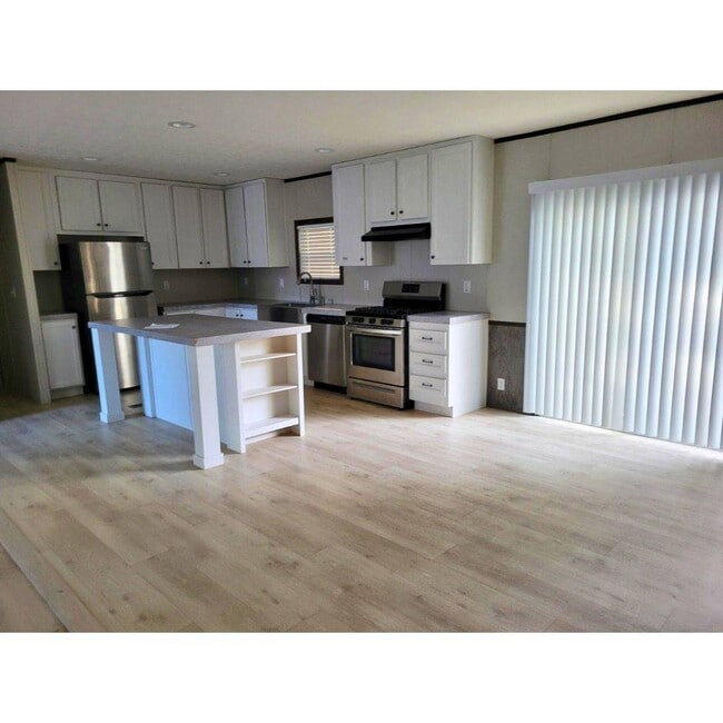 Photo - 300 W Albert St