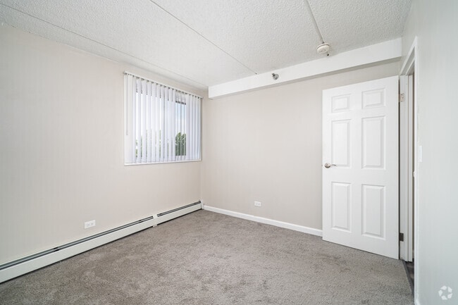 2BR, 1BA - 853SF - Second Bedroom
