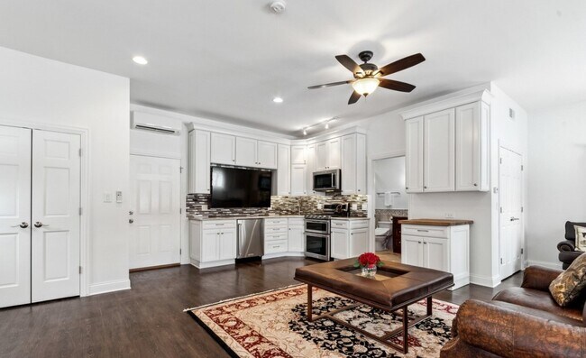 Photo - 101 W Main St