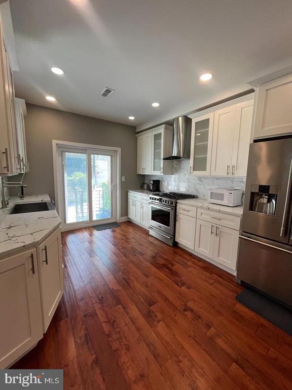 Photo - 2244 St Albans St