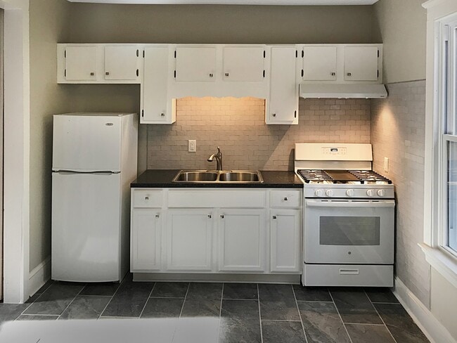 Building Photo - 404 W 27th St Unit B