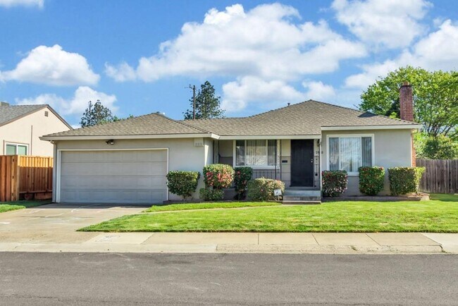 Great 3 Bedroom Home with Huge Yard - Great 3 Bedroom Home with Huge Yard