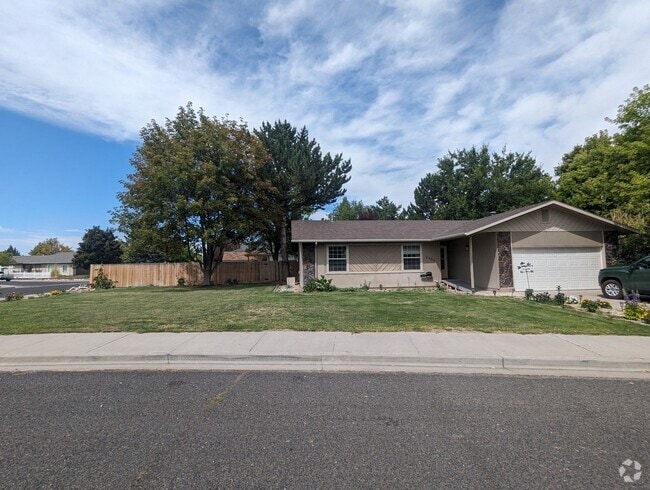 Building Photo - 3 Bedroom on the north side of Twin Falls Rental