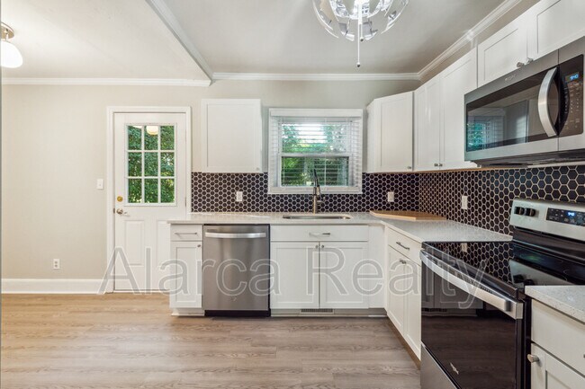 Photo - 1127 Skyview Rd