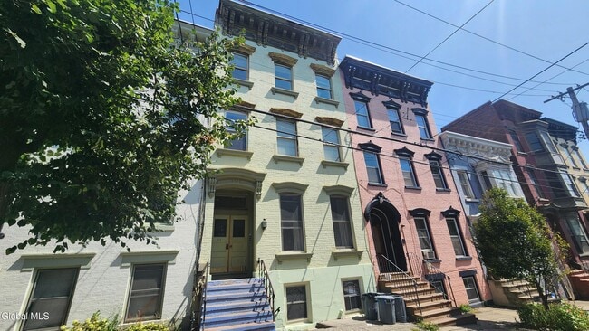 Building Photo - 11 Elm St Unit 3 Rental