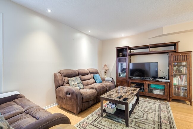 Photo - 2555 Thomas St