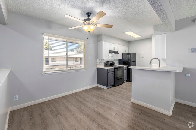 2BR, 2BA - 933SF