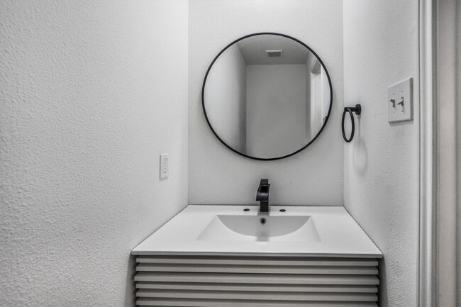 Building Photo - 75 Autumn Branch Dr