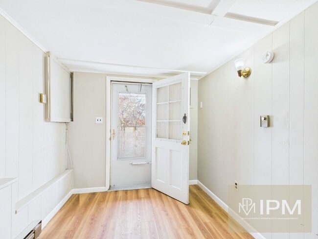 Photo - 607 W Broadway Unit Rear bottom #2R