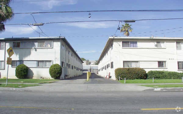 621-625 Hyde Park Blvd.
