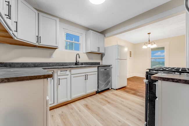 Building Photo - 911 Montrose Ave