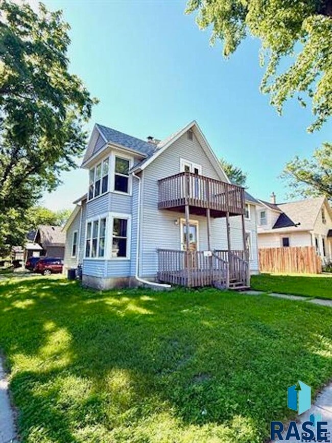 Building Photo - 427 S Prairie Ave
