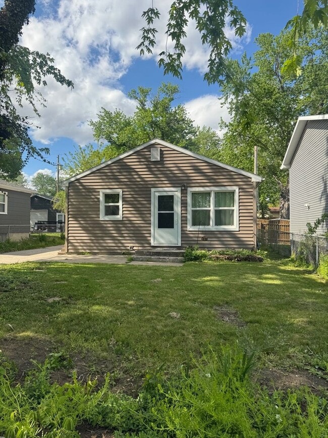 Building Photo - Charming Updated 3BR Home with Large Fenced Yard & Garage