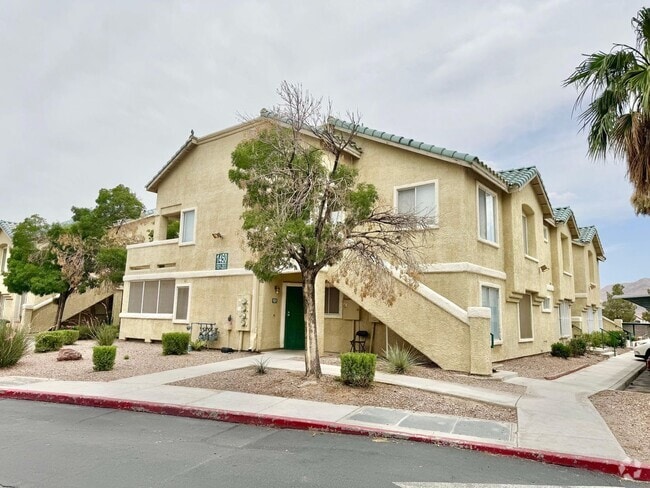Building Photo - STUNNING 2 BEDROOM 2 BATH CONDO IN GATED C...